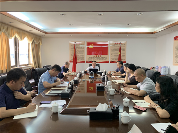 何強為福建新華發行集團黨員干部上黨課