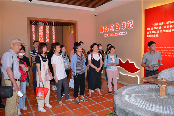 福建新華發行集團廈門分公司黨支部舉辦《習近平在廈門》訪談者座談會，開展“走進軍營村”主題黨日活動