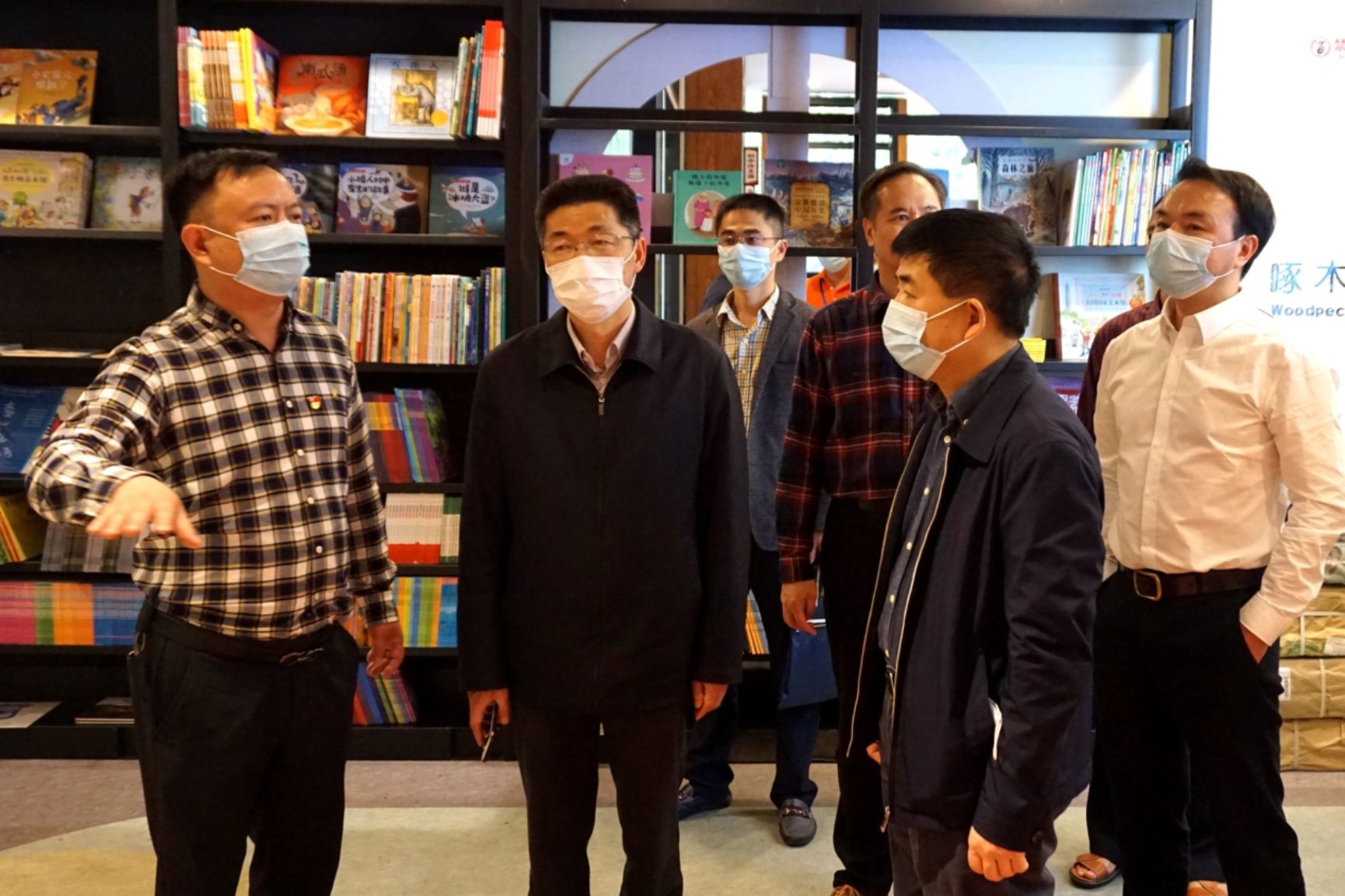 C:UsersHPDesktop中心稿件中心稿件【教材印發】調研組一行在安溪鐵觀音書城開展調研.jpg調研組一行在安溪鐵觀音書城開展調研