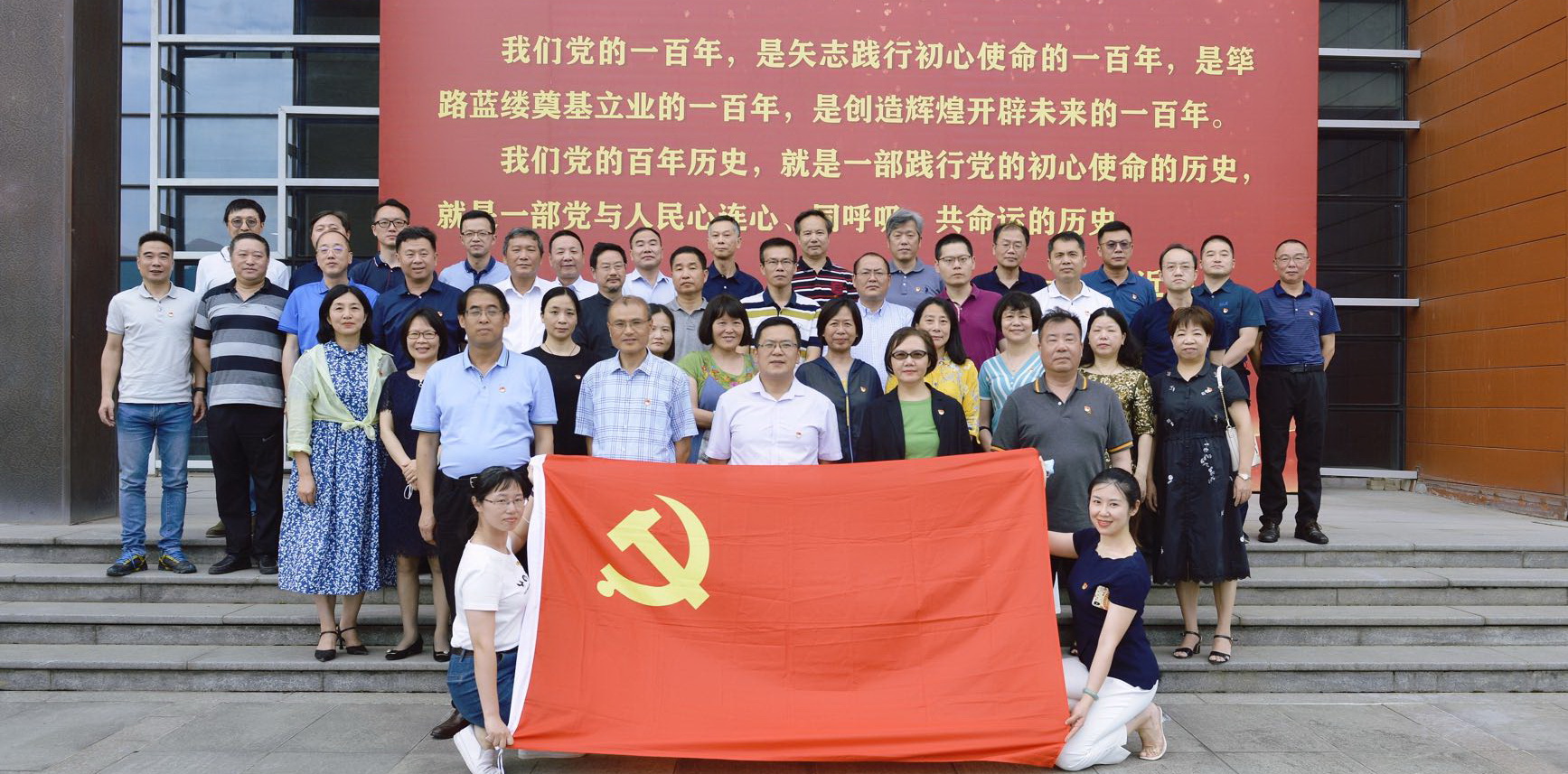 海峽出版發行集團領導干部到 福建省檔案館開展黨史學習教育現場學習