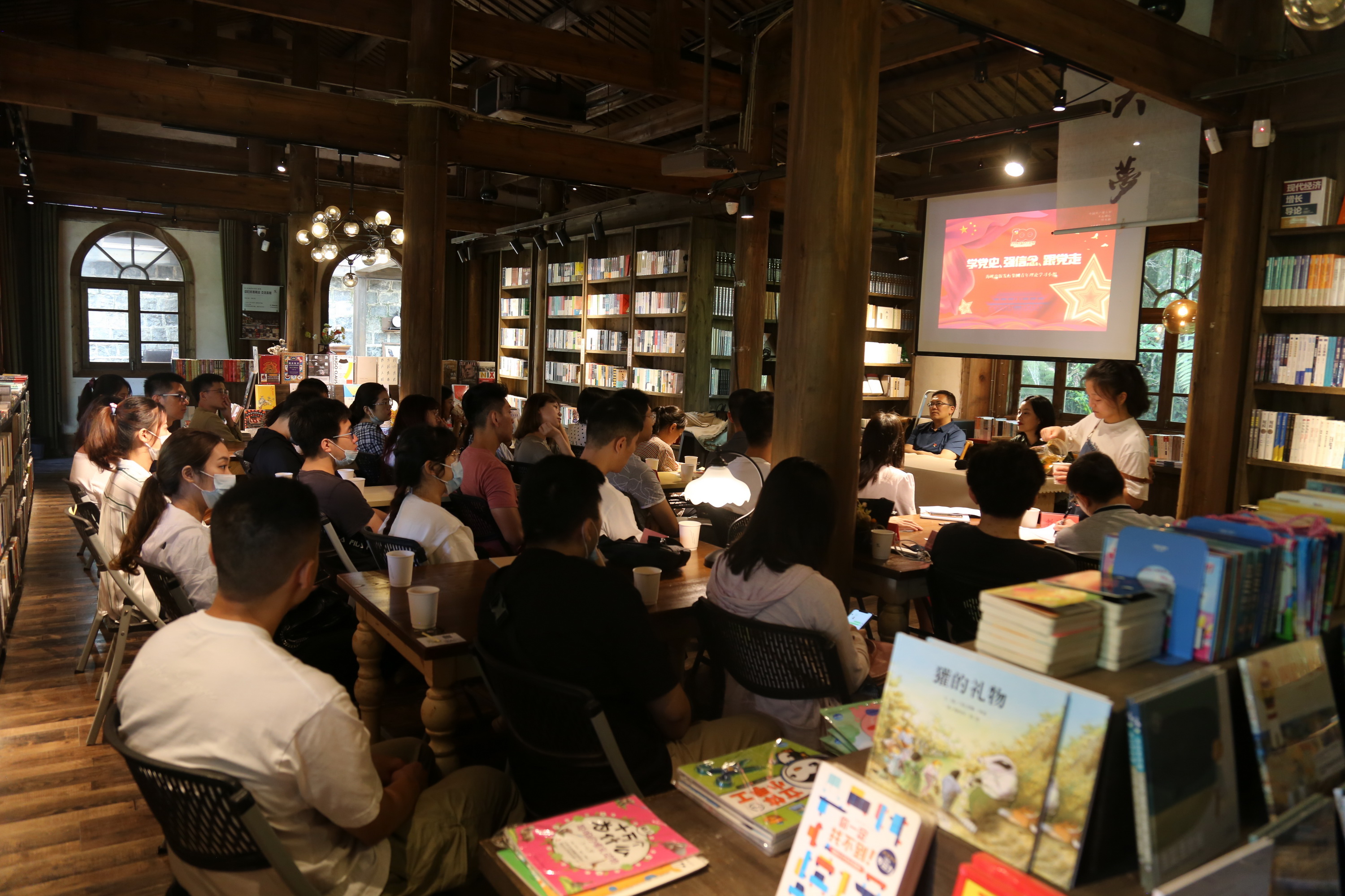 海峽出版發(fā)行集團(tuán)團(tuán)委開(kāi)展 “學(xué)黨史 強(qiáng)信念 跟黨走”主題團(tuán)日活動(dòng)